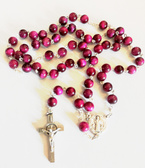 Różaniec z kamieni tygrysie oko fuksja ze Św. Benedyktem