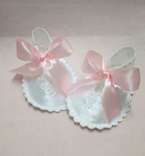 Buciki haftowane białe (kokardka różowa)