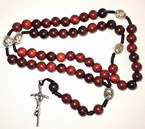 Różaniec z drewna (mahoń) z przekładkami Św. Jana Pawła II i Matką Bożą