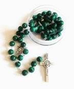 Różaniec z kamieni malachit z medalikiem Św. Jana Pawła II i Matki Bożej