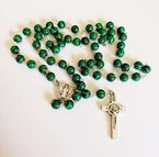 Różaniec z kamieni malachit ze Św. Benedyktem