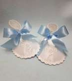 Buciki haftowane białe (kokardka niebieska)