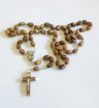 Różaniec z relikwiarzem z Ziemią Świętą