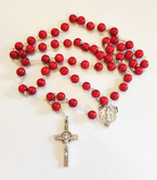 Różaniec z kamieni Koralin z medalikiem Św. Benedykta